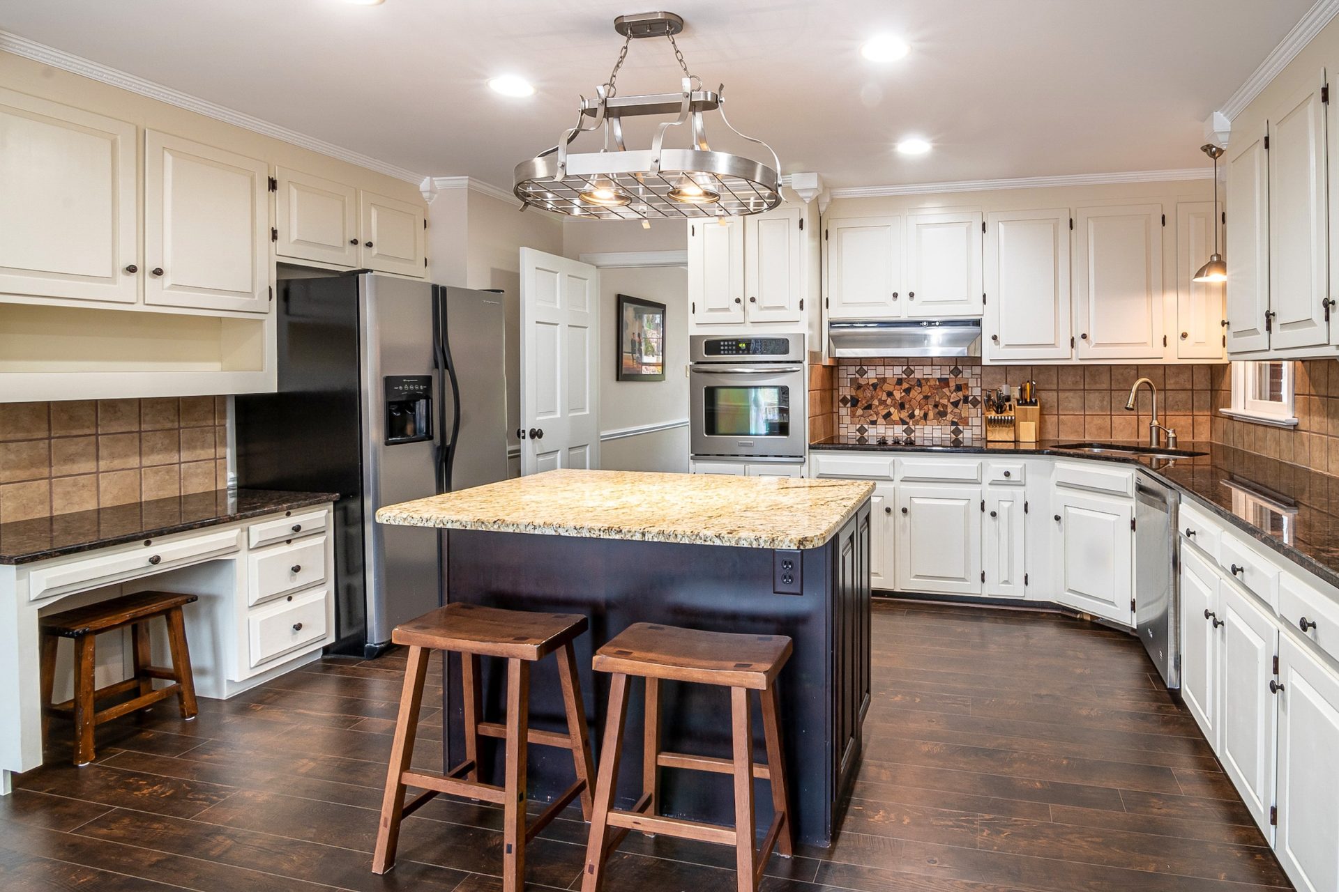 Transform Your Home with a Craftsman Style Kitchen – Amazing Cabinets